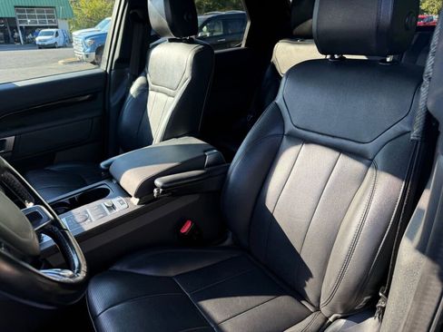 Used 2020 Land Rover Discovery SE image 11