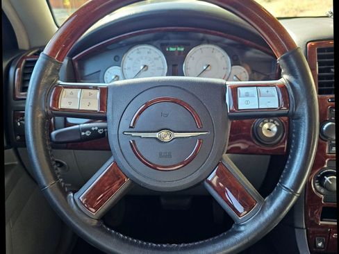 Used 2005 Chrysler 300 Touring image 31