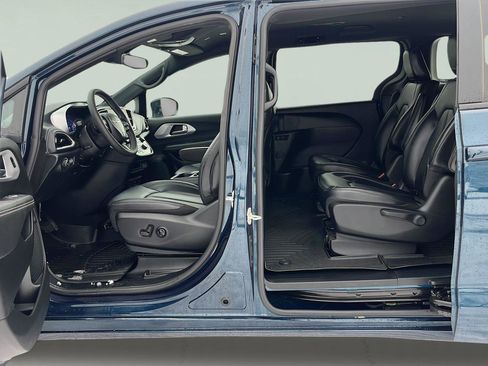 Used 2024 Chrysler Pacifica Limited image 25