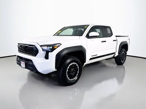 Certified 2025 Toyota Tacoma TRD Off-Road AWD/4WD image 2