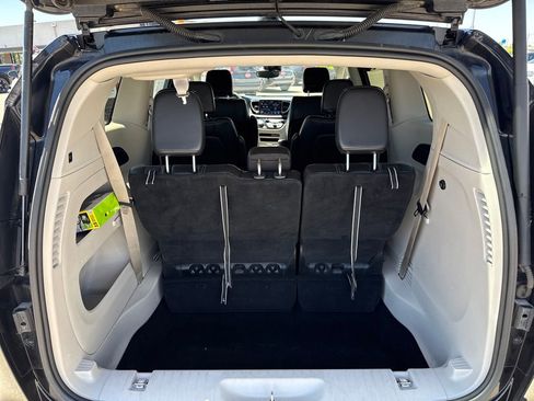 Used 2024 Chrysler Pacifica Touring-L FWD image 33