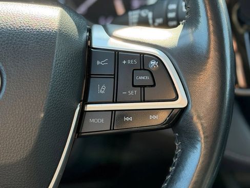 Used 2022 Toyota Highlander XLE AWD/4WD image 18