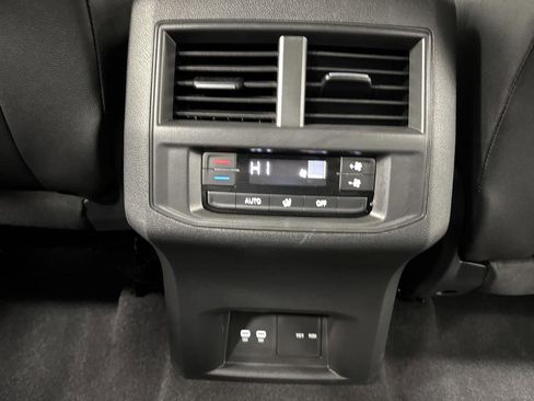 Used 2023 Volkswagen Atlas SE w/ Black Wheel Package image 31