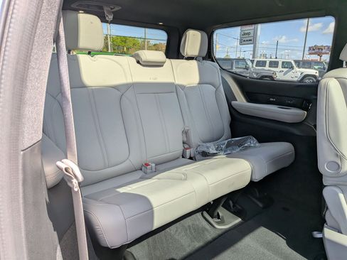 New 2026 Jeep Grand Wagoneer Summit AWD/4WD image 31