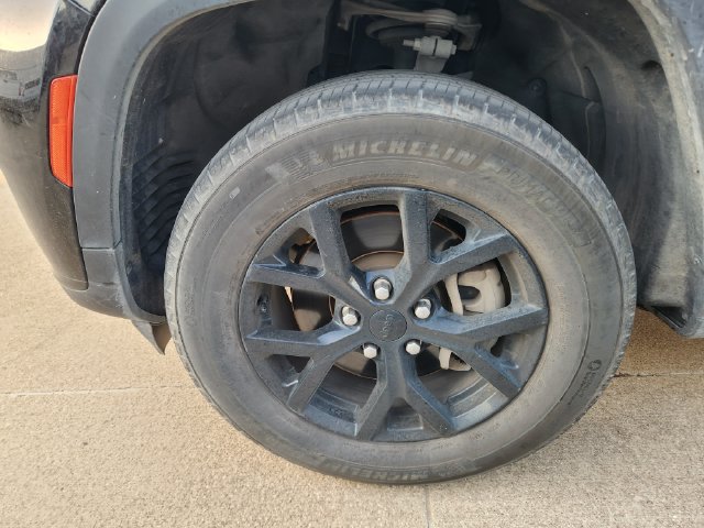 Used 2024 Jeep Grand Cherokee L Laredo AWD/4WD image 9