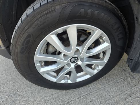 Used 2017 Nissan Rogue SV image 9