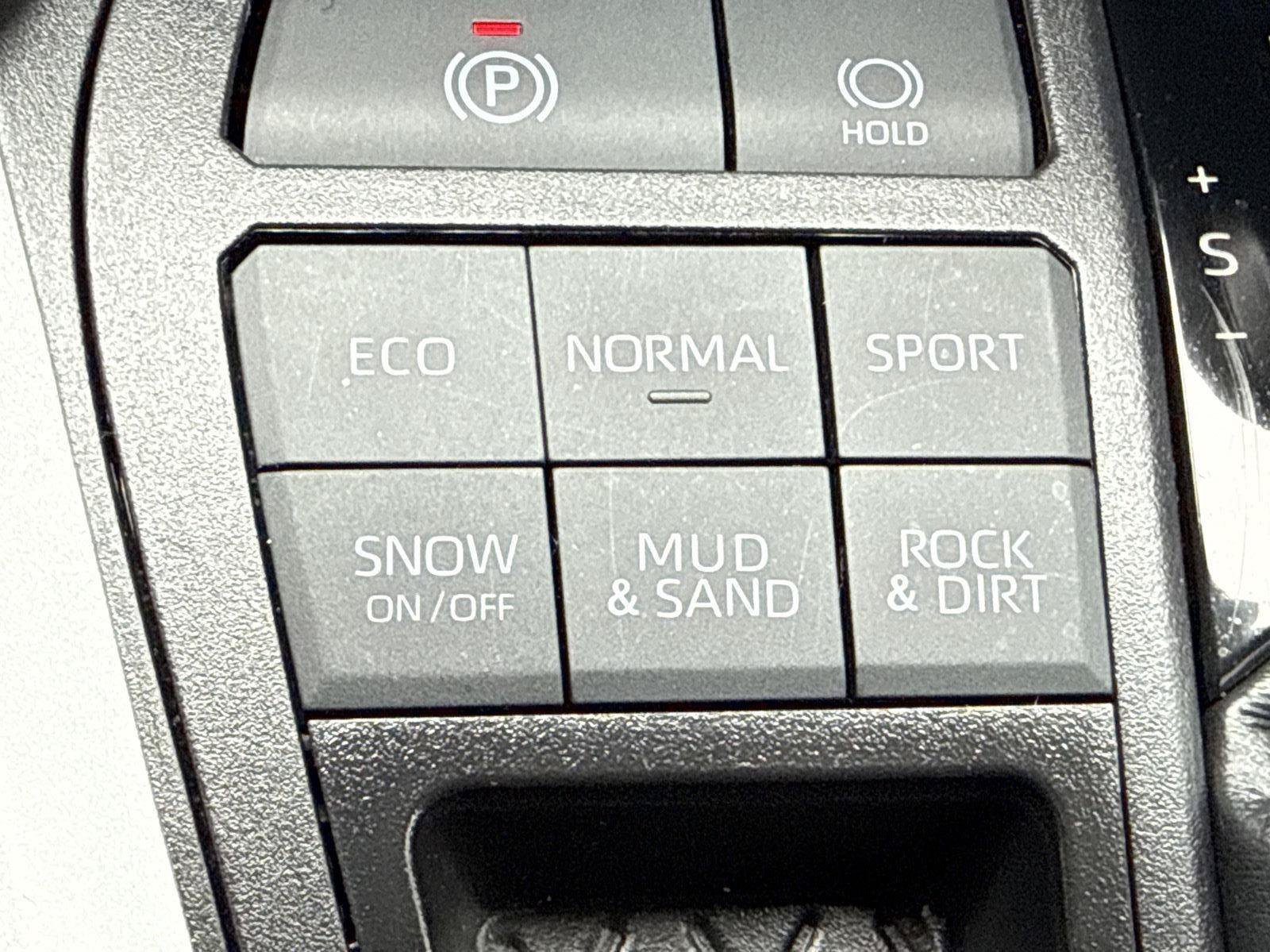 Used 2025 Toyota RAV4 XLE AWD/4WD image 19