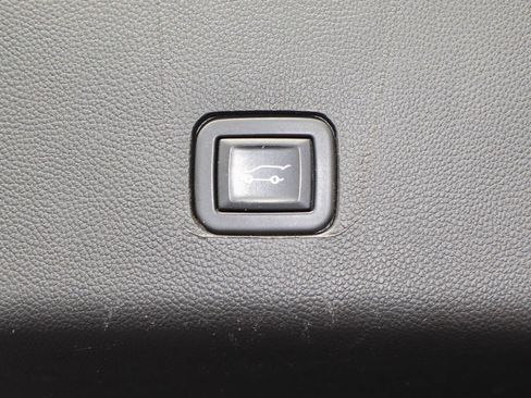 Used 2023 Chevrolet Traverse LT FWD image 19
