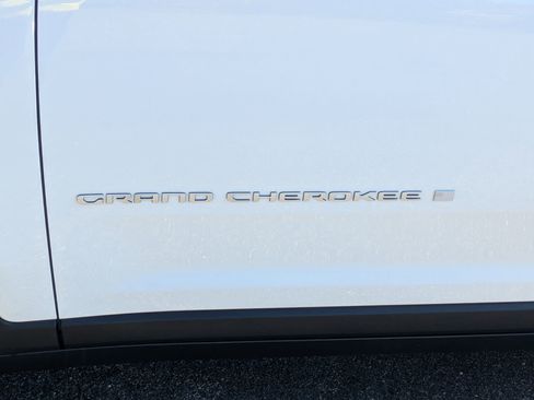 New 2025 Jeep Grand Cherokee Limited w/ Luxury Tech Group II AWD/4WD image 38