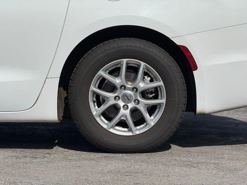 Used 2022 Chrysler Pacifica Touring-L image 3