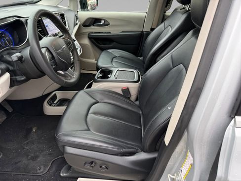 Used 2024 Chrysler Pacifica Touring-L image 15