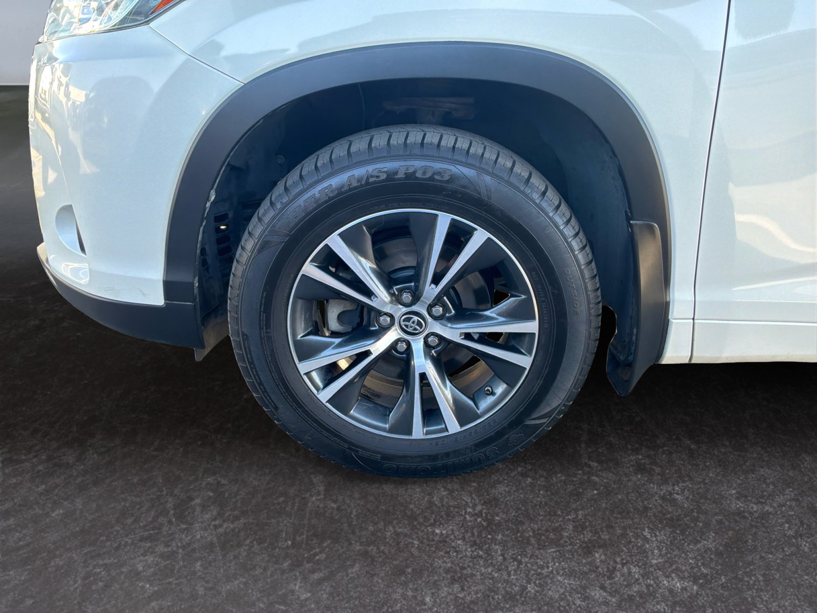 Used 2018 Toyota Highlander LE FWD image 14