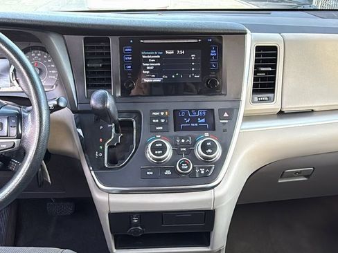 Used 2017 Toyota Sienna L image 25