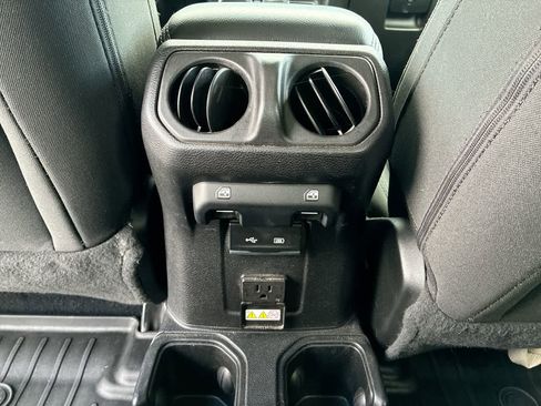 Used 2020 Jeep Wrangler Unlimited Sahara image 20