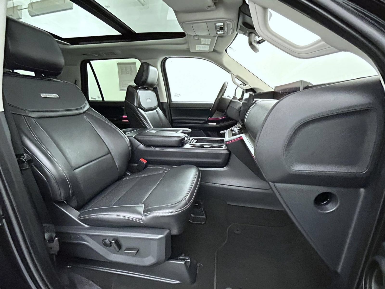 Used 2025 Ford Expedition Platinum AWD/4WD image 16