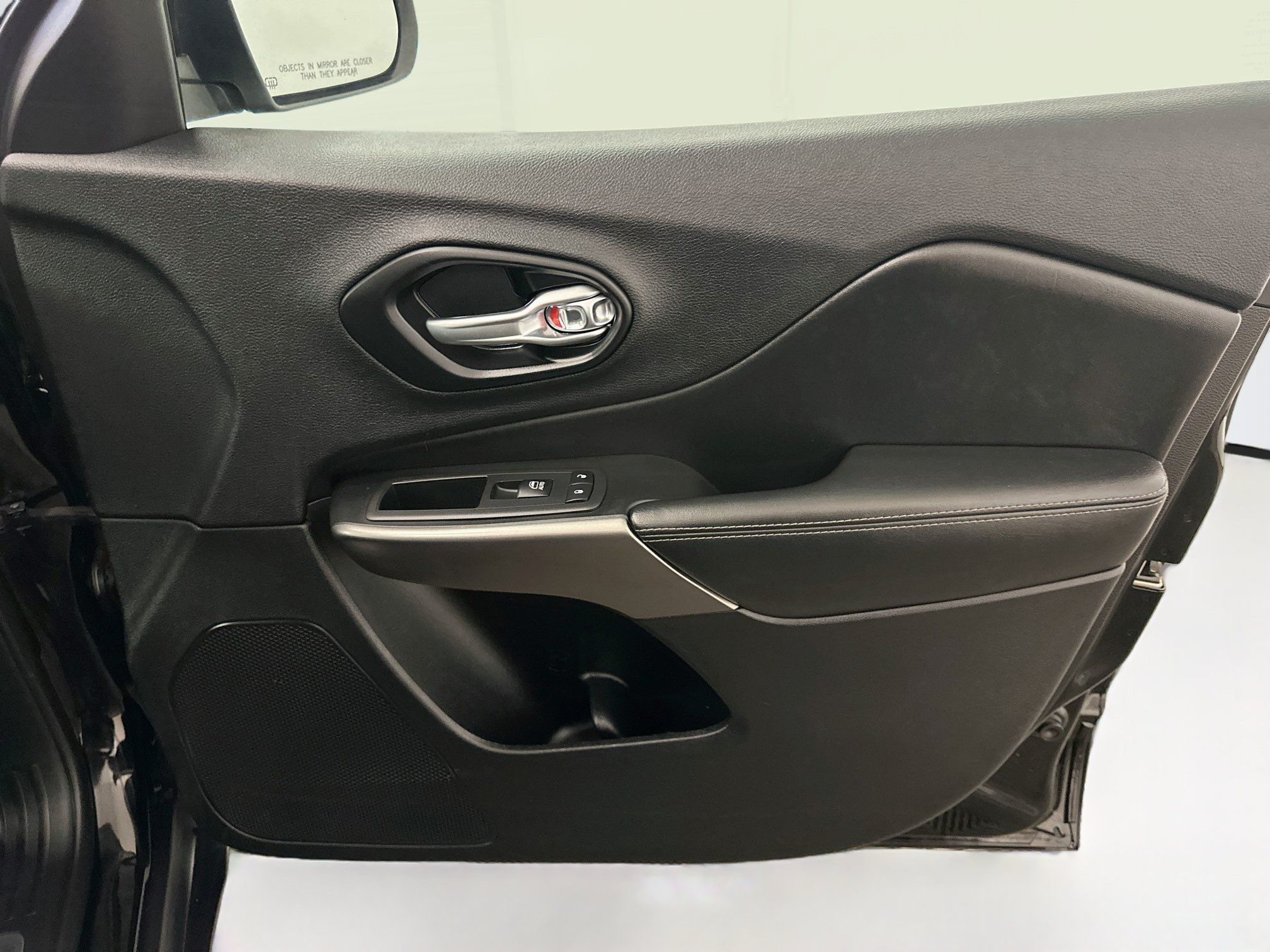Used 2019 Jeep Cherokee Limited w/ Technology Group AWD/4WD image 35