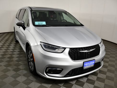 Used 2023 Chrysler Pacifica Limited FWD image 3