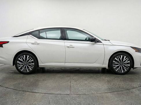 Used 2025 Nissan Altima 2.5 SV image 11