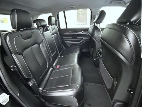 Used 2023 Jeep Grand Cherokee Limited w/ Black Appearance Package AWD/4WD image 18