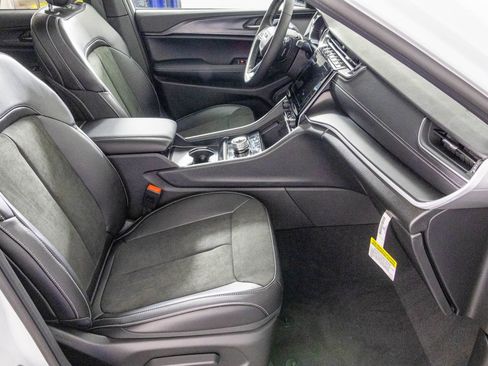 New 2025 Jeep Grand Cherokee Laredo image 38