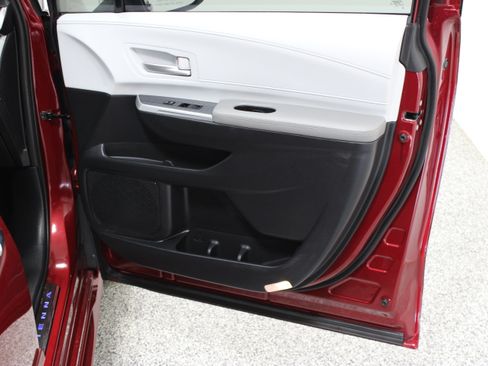 Used 2026 Toyota Sienna XLE FWD image 37