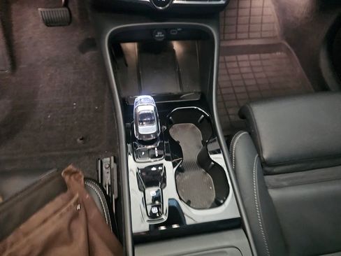 Certified 2025 Volvo XC40 B5 Plus AWD/4WD image 24