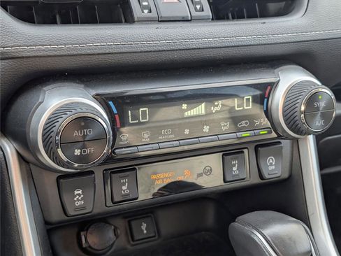 Used 2022 Toyota RAV4 XLE Premium image 18