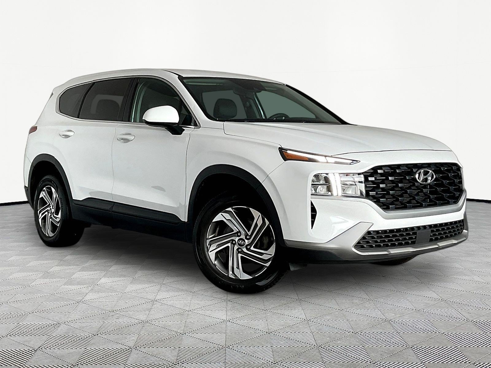 Used 2023 Hyundai Santa Fe SE w/ Cargo Package AWD/4WD image 3