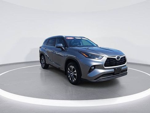 Certified 2025 Toyota Highlander XLE AWD/4WD image 3