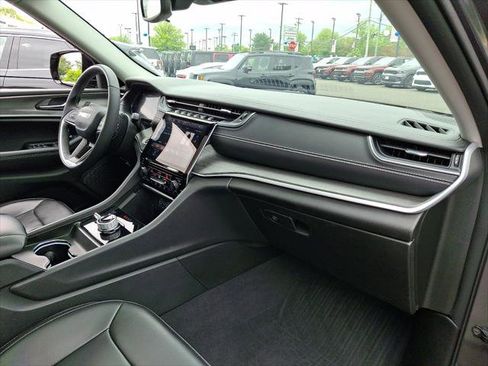 Certified 2024 Jeep Grand Cherokee Limited w/ Black Appearance Package AWD/4WD image 11