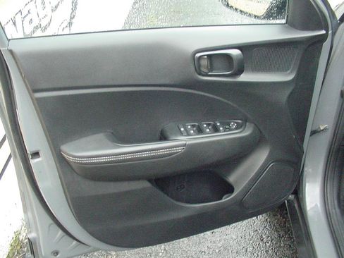 Used 2022 Hyundai Venue Limited image 8