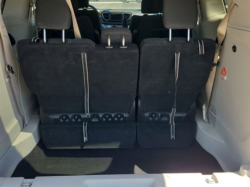Used 2022 Chrysler Voyager LX FWD image 10