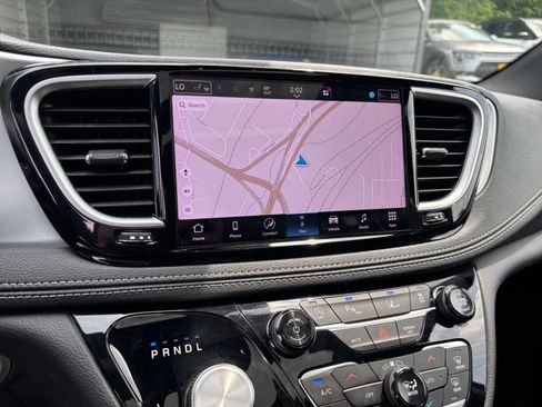 Used 2025 Chrysler Pacifica Limited FWD image 20
