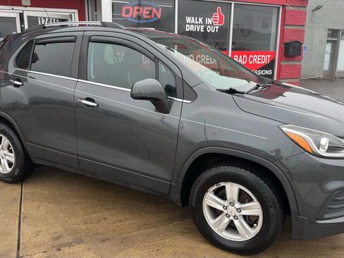 Used 2017 Chevrolet Trax LT w/ LT Convenience Package image 3
