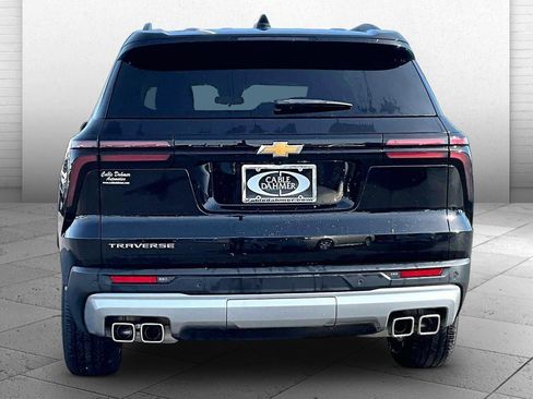 Used 2025 Chevrolet Traverse LT image 3