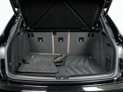 Certified 2025 Porsche Macan AWD image 32