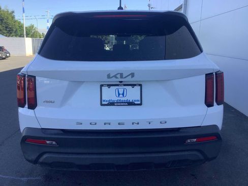 Used 2022 Kia Sorento LX AWD/4WD image 5