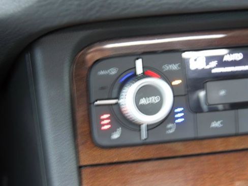 Used 2016 Volkswagen Touareg TDI AWD/4WD image 35