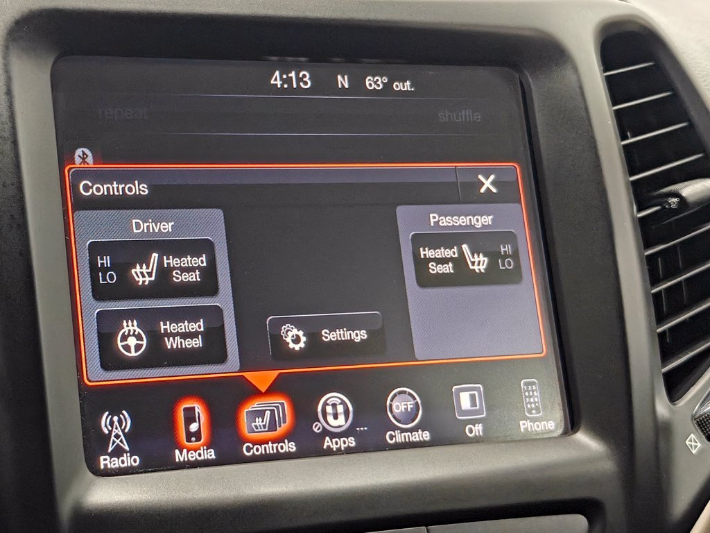 Used 2017 Jeep Cherokee Latitude w/ Cold Weather Group AWD/4WD image 30