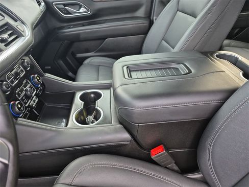 Used 2024 Chevrolet Suburban Z71 w/ Luxury Package image 27