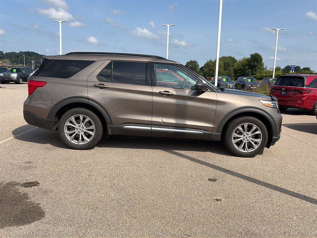 Used 2021 Ford Explorer XLT w/ Equipment Group 202A AWD/4WD image 9