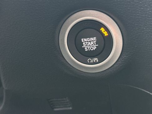 New 2026 Chrysler Pacifica Limited w/ Uconnect Theater Family Group image 28