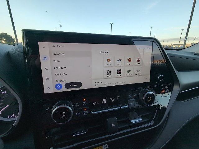 Used 2025 Toyota Highlander XLE FWD image 18