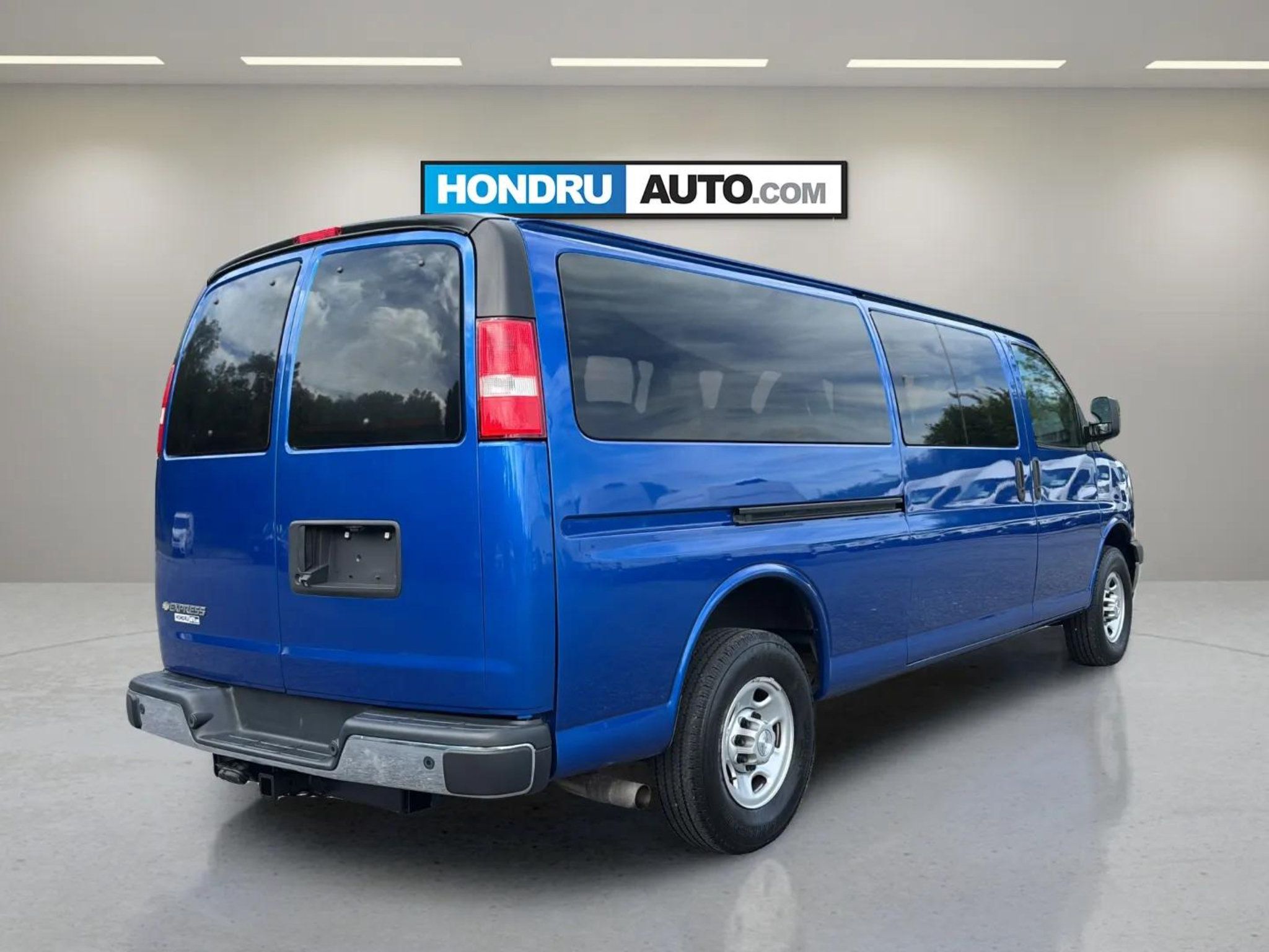 Used 2019 Chevrolet Express 3500 LS w/ Chrome Appearance Package RWD image 4
