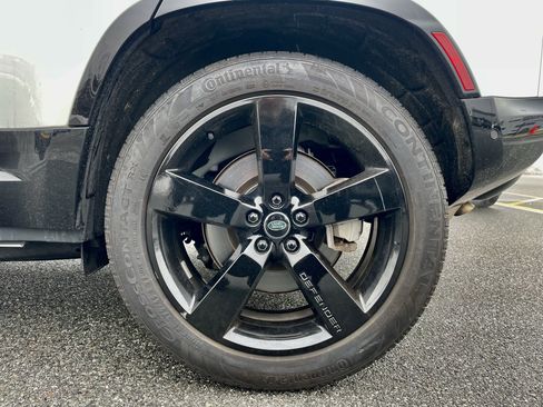 Used 2024 Land Rover Defender 110 X-Dynamic SE image 10