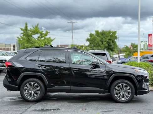 Used 2022 Toyota RAV4 XLE Premium AWD/4WD image 6