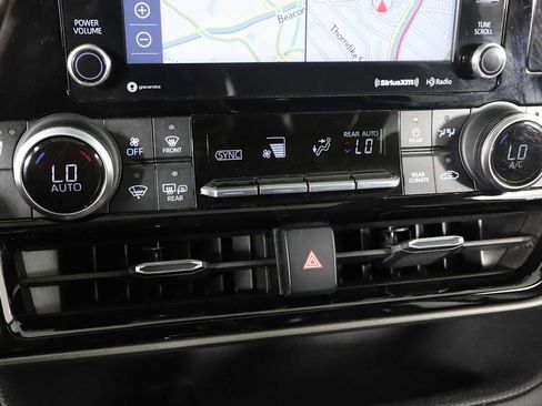 Used 2021 Toyota Highlander XLE AWD/4WD image 20