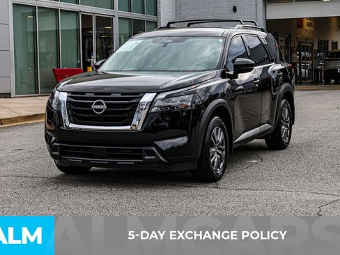 Used 2024 Nissan Pathfinder SV image 3