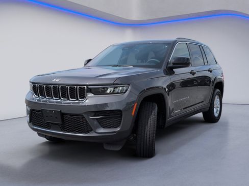 Used 2025 Jeep Grand Cherokee Laredo RWD image 11