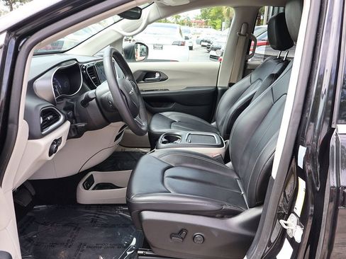 Used 2023 Chrysler Pacifica Touring-L FWD image 25